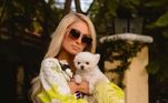 Paris Hilton diz ter inventado a selfie na infância. A socialite falou em entrevista à W Magazine que lembra de brincar com câmeras e tirar fotos sozinha quando criança e antes do termo ser inventado. 'Acho que tenho uma selfie de quando era criança, feita com uma câmera descartável'