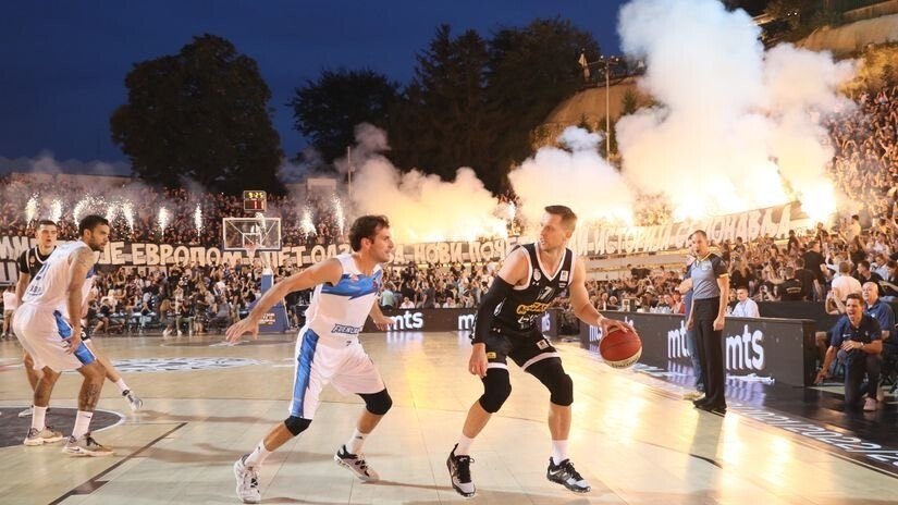 Torcida do Aris faz linda festa em partida de basquete na Grécia  (04.10.2017) 