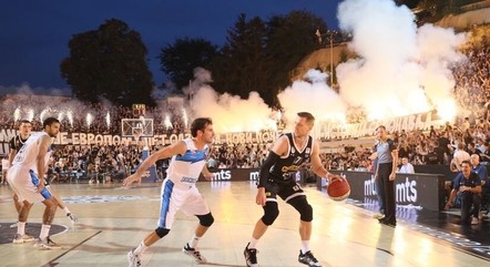 Jogo de basquete na Sérvia realizado a céu aberto e com fogos viraliza