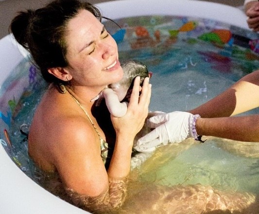 OÂ parto na Ã¡guaÂ Ã© realizado em uma banheira ou piscina, inclusive de plÃ¡stico, em casa ou hospital - Ã© cada vez mais comum que as maternidades ofereÃ§am essa opÃ§Ã£o. A Ã¡gua deve estar na mesma temperatura do corpo, por volta de 37Âº C, e cobrir toda a barriga. Ã comum que o pai, ou acompanhante, fique dentro da Ã¡gua para ajudar a mÃ£e. Esse tipo de parto traz conforto ao bebÃª, que encontra na Ã¡gua aquecida a mesma sensaÃ§Ã£o que tinha dentro do Ãºtero. Para a mulher, o relaxamento muscular Ã© profundo, o que favorece o alÃ­vio da dor