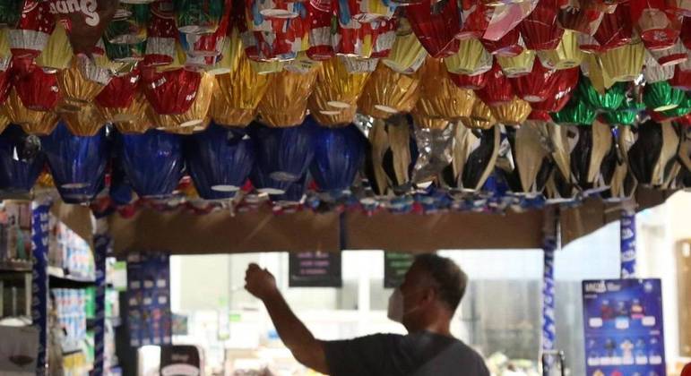A chegada da Páscoa é, para muita gente, sinônimo de consumo de chocolate.
Com os ovos até 18% mais caros, para ajudar o consumidor a fazer a melhor escolha, o R7 apresenta uma seleção com os produtos das principais marcas do mercado, acompanhados pelos preços de venda sugeridos pelos fabricantes. Veja nas fotos
a seguir:Leia mais: Quando é mais vantajoso comprar os ovos da Páscoa?