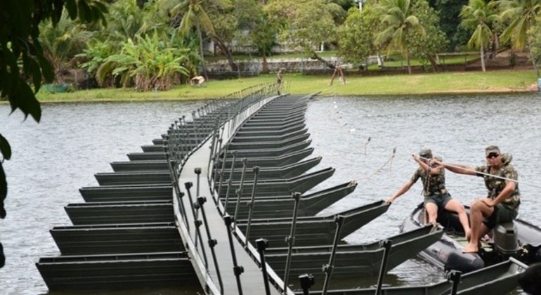Passadeira flutuante de alumínio pode ser montada para a travessia de cursos d'água