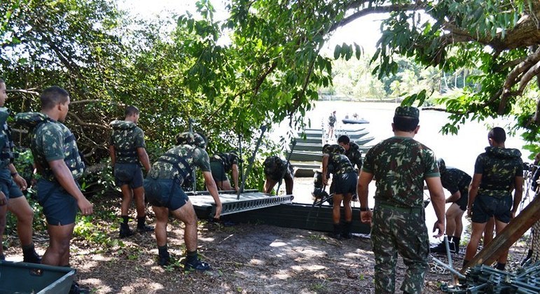 Militares montam passadeira flutuante de alumínio durante treinamento