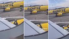 Gambiarras do dia: funcionário é filmado remendando asa de avião com fita adesiva
