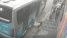 Motorista é afastado após arrancar ônibus e quase atropelar passageira que descia; vídeo