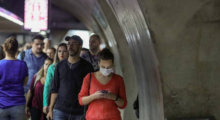 Passageira usa máscara no Metrô de São Paulo, que deixará de exigir a proteção