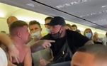 As filmagens compartilhadas mostram um homem de camiseta preta usando uma máscara no rosto e gritando para um passageiro sem camisa, que não estava usando nenhum tipo de cobertura facial