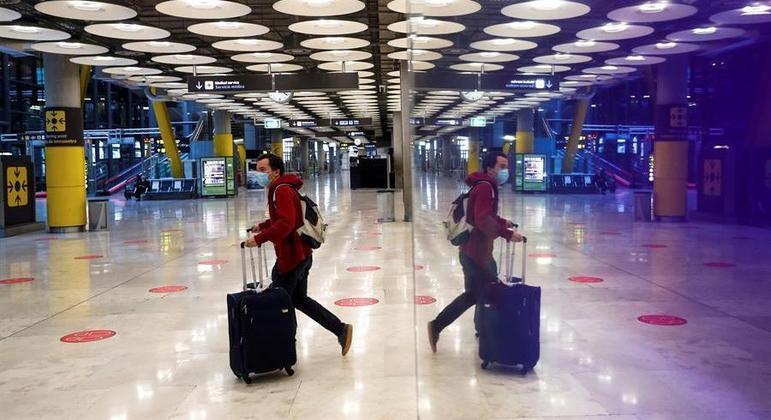 Passageiro no aeroporto de Barajas, em Madrid, onde voos do Brasil foram suspensos
