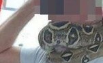 'Ele tinha [a serpente] enrolada no rosto como uma máscara quando entrou no ônibus', contou um passageiro ao jornal Manchester Evening News