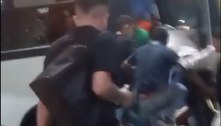 Homem tenta furar fila de ônibus no DF e é agredido após bater em mulher que reclamou; veja vídeo 