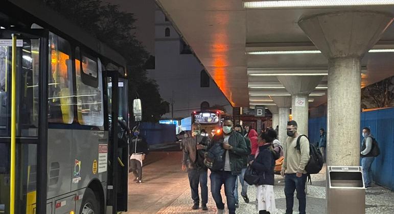 Passageiros aguardam ônibus no Terminal Guaianases
