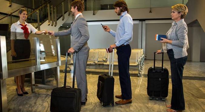 Passageiros embarcam em avião com suas malas; despacho deve continuar pago