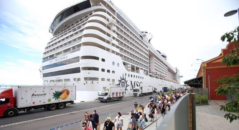 Passageiros desembarcam de navio no Rio de Janeiro