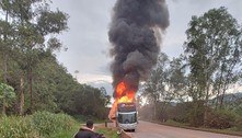 Ônibus de viagem pega fogo com 50 turistas, em Itabirito (MG)