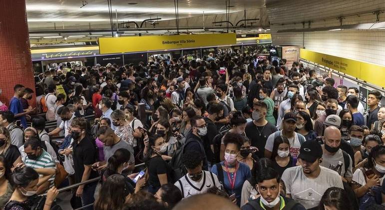 Passageiros enfrentam problemas na Linha 4–Amarela na plataforma da Estação Luz