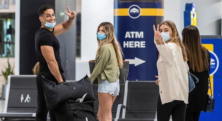 Passageiros usam máscara no Aeroporto de Palma de Maiorca, na Espanha