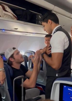 Passageiros reclamam do atraso excessivo a bordo do voo da Aeromexico