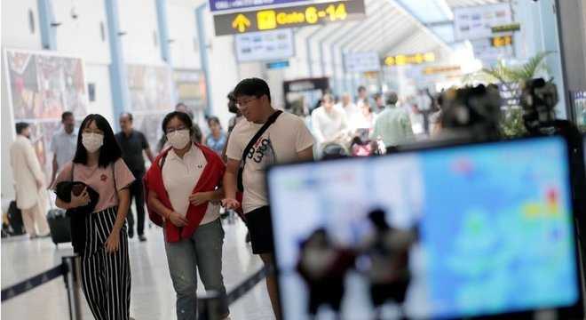 Diversos países adotaram triagem e medidas de monitoramento de passageiros em aeroportos 