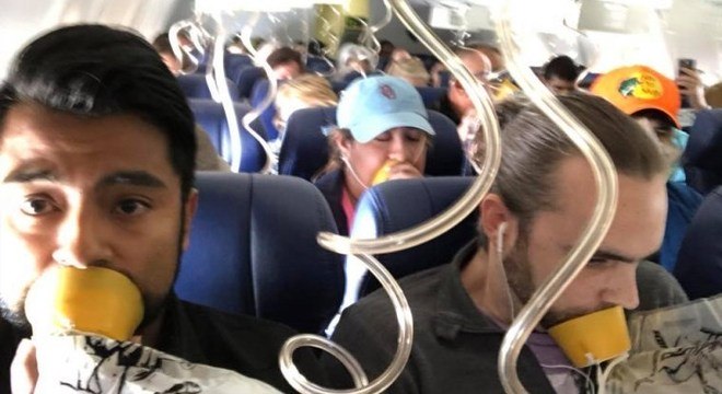Passageiros usaram máscaras de oxigênio durante a descida do avião