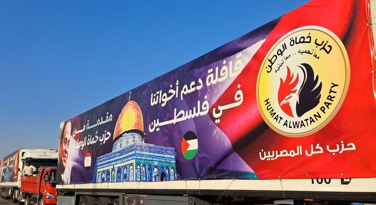 Caminhões aguardam no Egito para levar insumos básicos aos palestinos na Faixa de Gaza
