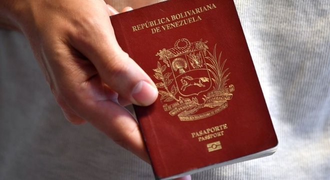 Dentro e fora do seu país, venezuelanos relatam dificuldades para conseguir ou renovar passaporte