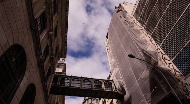 Passarela liga Faculdade de Direito ao prédio onde será construída biblioteca