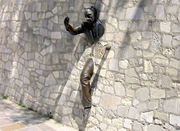 Passe-Muraille - França - Criada em 1989 por Jean Marais, simboliza um homem que teria o dom de atravessar paredes, mas, de repente, perde essa dádiva e fica emparedado. Fica perto de Sacré-Couer, em Paris. 