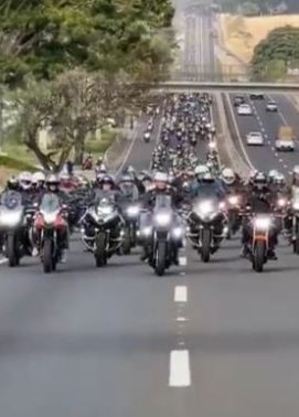 Presidente passeia de moto em ato em Presidente Prudente (SP)