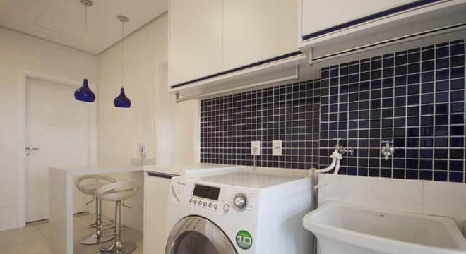 pastilha de vidro adesiva azul para lavanderia integrada com cozinha