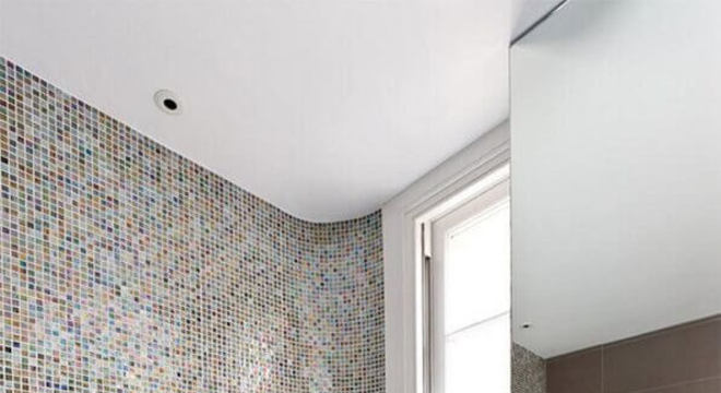 pastilha de vidro para banheiro com banheira 