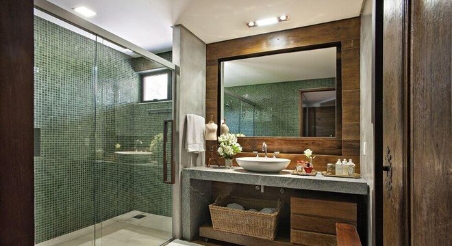 pastilha de vidro para banheiro com parede de cimento queimado