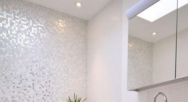 pastilha de vidro para banheiro decorado todo branco 