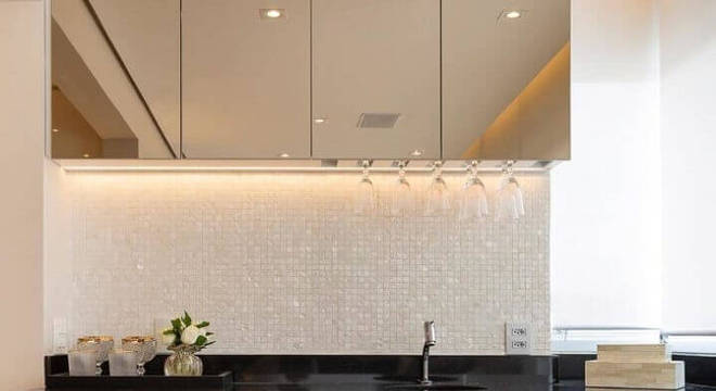 pastilhas de vidro brancas para cozinha planejada com bancada preta