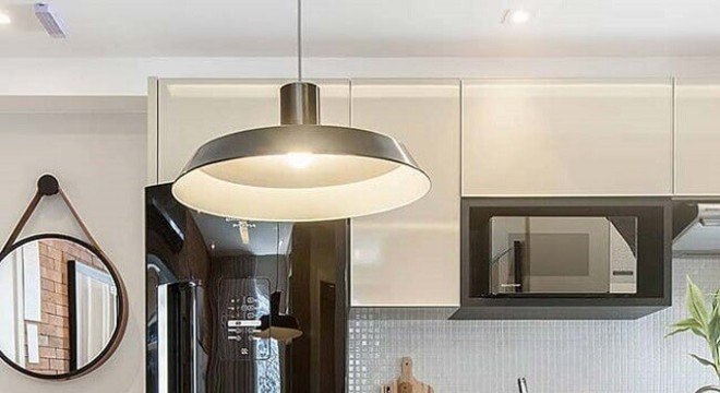 pastilhas de vidro para cozinha com geladeira preta e bancada de madeira