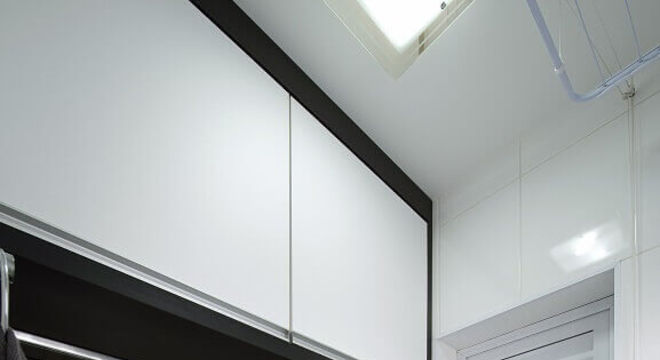 pastilhas de vidro prata para lavanderia pequena planejada