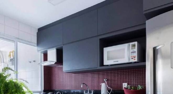 pastilhas de vidro vermelha para cozinha preta planejada moderna 