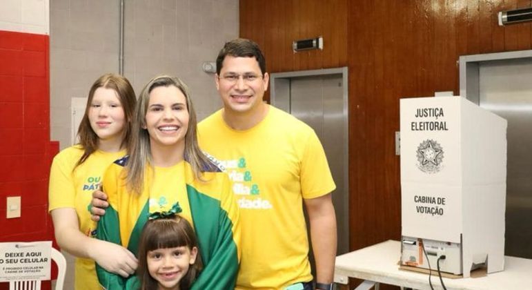 Pastor Junior Tercio (PP) vota ao lado da família em Pernambuco