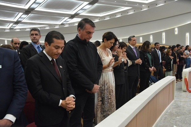 Pastor Marcos Pereira, presidente Jair Bolsonaro, primeira-dama Michelle Bolsonaro e a ex-ministra Damares Alves participam do culto no Solo Sagrado 
