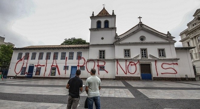 Fachada do Pateo do Collegio amanheceu pichada nesta terça (10)