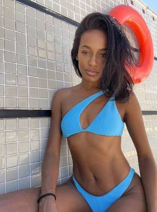 No auge dos 46 anos, Phaty Dejesus exala juventude pelos poros e pelo jeito de ser. Seja maquiada ou de cara lavada, a atriz surpreende a todos com sua beleza. A foto acima foi publicada há uma semana. 