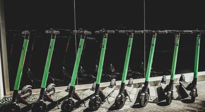 Recarregar e redistribuir os patinetes pela cidade tornam a operação do serviço complexa