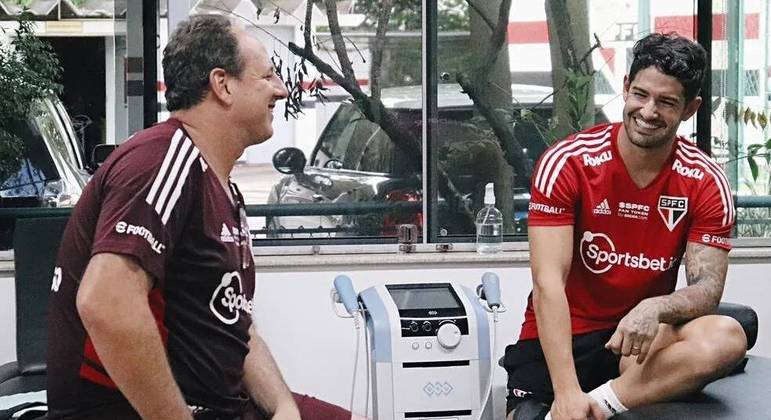 Alexandre Pato e Rogério Ceni conversam no DM do São Paulo