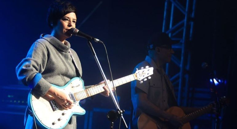 Fernanda, sua guitarra e John no palco da Audio, em São Paulo, na noite desta sexta (4)