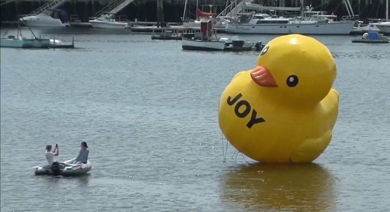 Pato inflável gigante surgiu próximo a porto dos EUA com a palavra 'alegria' estampada