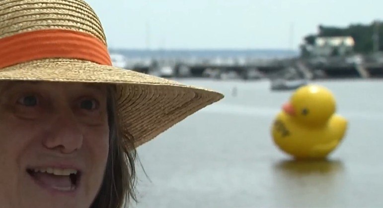 Pato inflável gigante encantou moradores da cidade de Belfast (EUA)