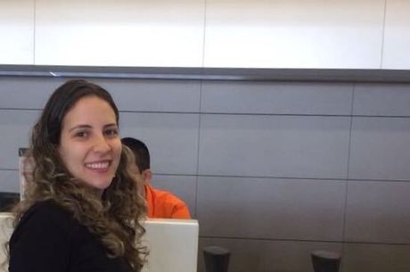 Patrícia Broda, grávida, no aeroporto