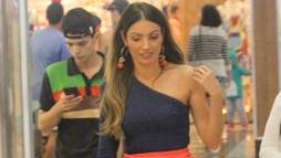 Patricia Poeta acerta ao combinar azul-marinho com coral. Inspire-se no look (Elas no Tapete Vermelho)