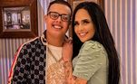 Marido de Perlla é flagrado com celular dentro da cadeiaA polícia fez uma operação e revistou o presídio onde Patrick Abrahão está preso e encontrou com ele um celular e um carregador. Ele está preso por acusação de alguns crimes, como envolvimento em pirâmide financeira