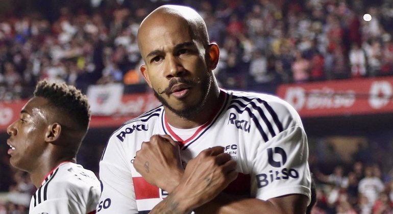 Patrick comemora gol com a camisa do São Paulo