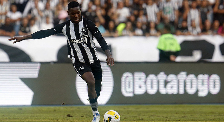 Patrick de Paula fez boa partida na vitória do Botafogo sobre o São Paulo